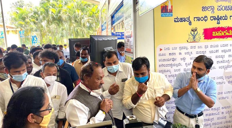 ಕೊನೆಗೆ ನರೇಗಾ ಯೋಜನೆ ಸಾಧನೆ ಮಾಡಿದ ರಾಜ್ಯಮಟ್ಟದ ಪಂಚಾಯತ್ರಾಜ್ ಇಲಾಖೆಯ ವಿವಿಧ ಹಂತಗಳ ಅಧಿಕಾರಿ, ಸಿಬ್ಬಂದಿ ವರ್ಗಕ್ಕೆ ಈ ವೇಳೆ ಪ್ರಶಸ್ತಿ ಪ್ರದಾನ ಮಾಡಲಾಯಿತು.