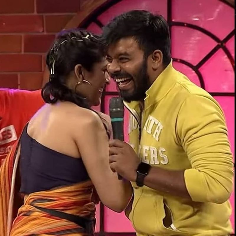 `జబర్దస్త్`లో సుడిగాలి సుధీర్, రష్మీల మధ్య ఘాటు లవ్ స్టోరీ సాగుతుంది. వీరిద్దరి రొమాన్స్ షోకే క్రేజ్ వచ్చేది. మరి రష్మీ ఈ షోని వీడితే వీరి రిలేషన్కి బ్రేకప్ పడుతుందా? సుధీర్ `జబర్దస్త్`లోనే ఉంటాడా? ఆమెతోనే వెళ్లిపోతాడా? అనే సందేహాలు కూడా కలుగుతున్నాయి.