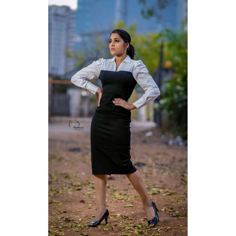 అయితే ఇదే విషయం మల్లెమాల దగ్గర చర్చించి పారితోషికం పెంచితే ఇక్కడే ఉండటం, లేదంటే వెళ్లిపోవాలని నిర్ణయించుకుందట. ప్రస్తుతం దీనిపై చర్చలు జరుగుతున్నట్టు టాక్.