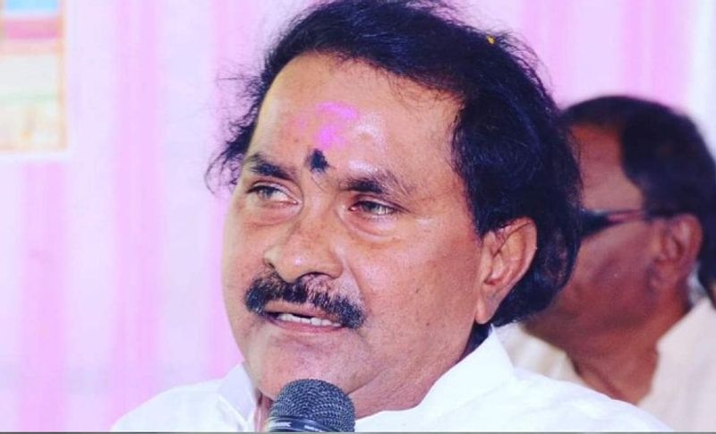 बता दें कि रावसाहेब अंतापुरकर नांदेड़ जिले के देगलूर विधानसभा सीट से विधायक थे। वह अपनी सादगी के लिए जाने जाते थे। उन्होंने अपनी पूरी जिंदगी एक किराए के घर में गुजार ली। अंतापुरकर के पास अपना कोई मकान नहीं है। उनके जाने से इलाके की जनता और राज्य में सरकार का साथ दे रही कांग्रेस को गहरा झटका लगा है।