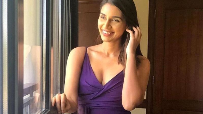 बता दें कि मुंबई और आरसीबी (MI vs RCB) के ओपनिंग मैच में संजना गणेशन (Sanjana Ganesan) ने हिंदी और अंग्रेजी दोनों भाषाओं में एंकरिंग की। 
