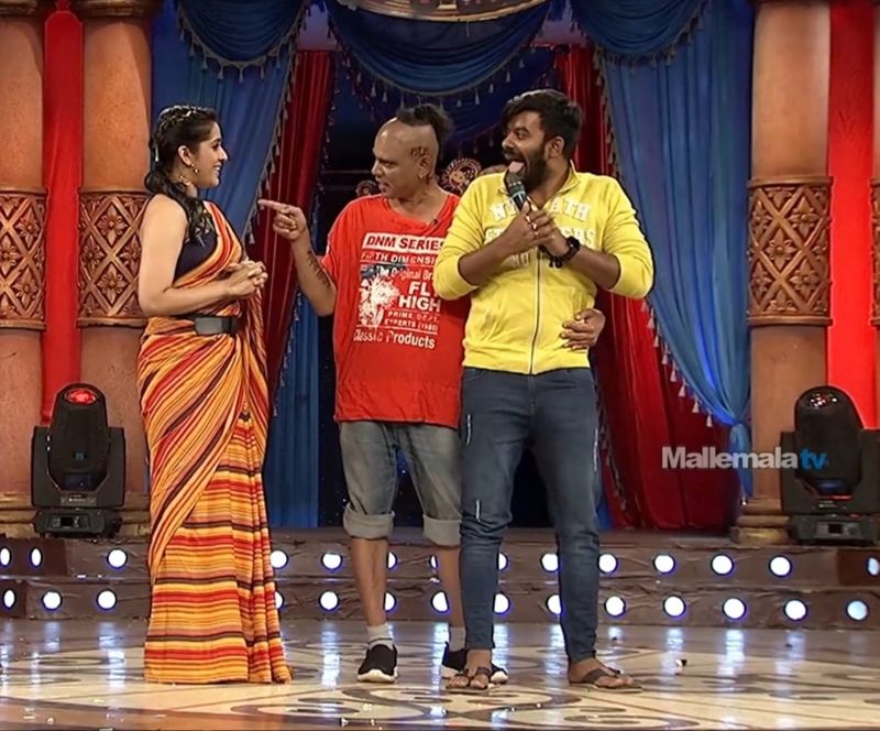 ఇవన్నీ కాదు, మీకు ఒకరంటే ఒకరికి ఇష్టమేనా.. పెళ్లి చేసుకుంటారా, అని రాకేష్ మాస్టర్ అడిగారు. అనూహ్యంగా ఇద్దరూ ఒకే చెప్పడంతో రాకేష్ మాస్టర్ రష్మీ, సుధీర్ చేతులు కలిపి పెళ్లి ఖాయం చేశాడు.