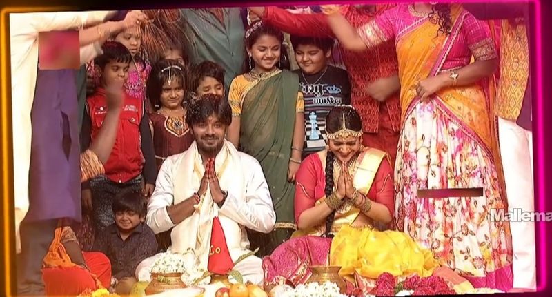అలాగే బుల్లితెర ప్రత్యేక కార్యక్రమాలలో రష్మీ మెడలో సుధీర్ తాళి కూడా కట్టారు. శోభన దంపతుల వలె సిగ్గుపడుతూ ఈ జంట కనిపించిన సందర్భాలు చాలా ఉన్నాయి. అయితే వీరి తోటి టీవీ సెలెబ్రిటీలు, వారు స్నేహితులు మాత్రమే అని చెబుతూ ఉంటారు.