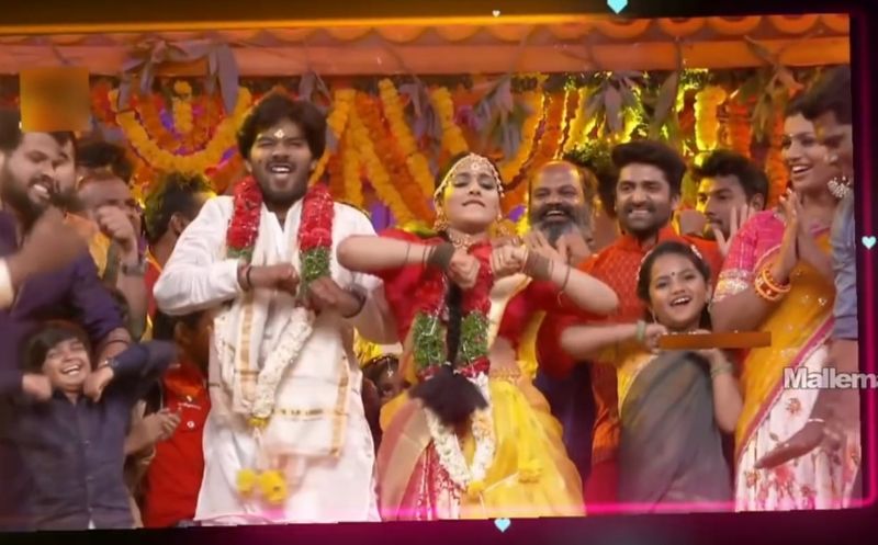 దీనితో రష్మీ.. రోజా గారు నేను సుధీర్ వెంటపడ్డానా, నువ్వే నా వెంట పడ్డావ్ అన్నట్లు సుధీర్ ని నిలదీసింది. ఇక సుధీర్ గతంలో వారిద్దరి మధ్య జరిగిన ఆన్ స్క్రీన్ రొమాన్స్ గుర్తు చేసుకున్నాడు.