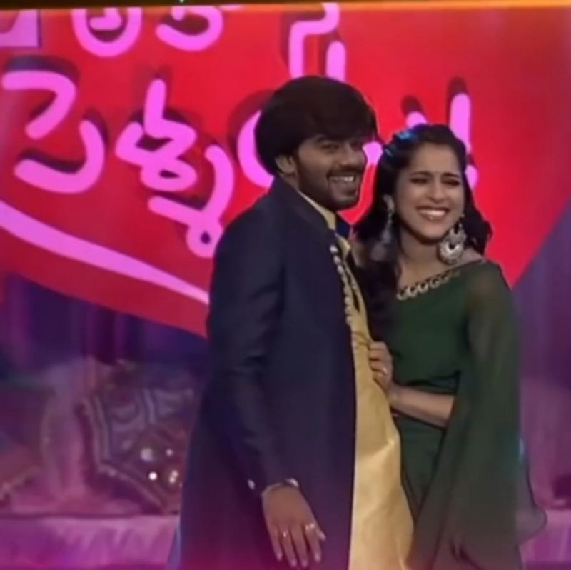 తాజాగా జబర్దస్త్ వేదికపై ఓ సంఘటన చోటు చేసుకుంది. ఇటీవల జబర్దస్త్ కి ఎంట్రీ ఇచ్చిన రాకేష్ మాస్టర్, సుధీర్ ని నేరుగా 'ఎవరినైనా ప్రేమిస్తే, పెళ్లి చేసుకోవచ్చుగా' అని అడిగాడు. దీనితో రష్మీ వైపు చూస్తూ సుధీర్, ఆమె నా వెంటబడుతుందని చెప్పాడు.