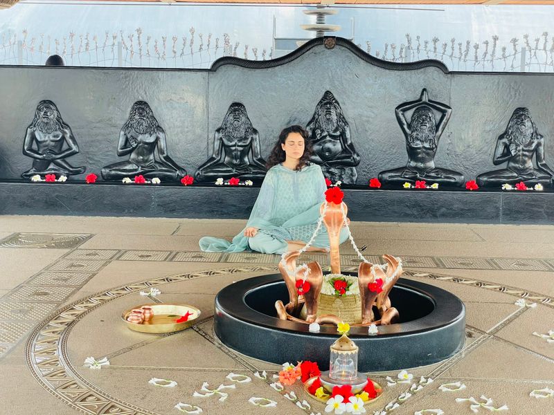ಟ್ವಿಟರ್ನಲ್ಲಿ ಆಧ್ಯಾತ್ಮ ಕೇಂದ್ರದಿಂದ ಕೆಲವು ಫೊಟೋಗಳನ್ನು ಹಂಚಿಕೊಂಡ ಕಂಗನಾ ತನ್ನ ಜೀವನದಲ್ಲಿ ಆಧ್ಯಾತ್ಮಿಕತೆಯ ಮಹತ್ವವನ್ನು ಸೂಚಿಸಿದ್ದಾರೆ.