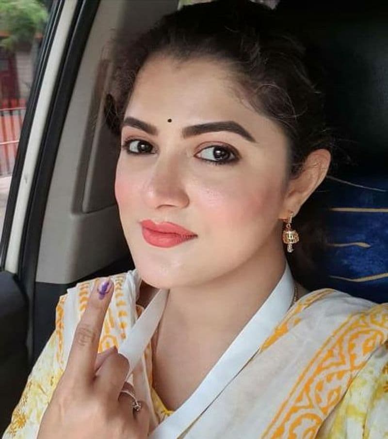 <p style="text-align: justify;"><strong>Srabanti Chatterjee</strong><br />
Srabanti shared a selfie looking absolutely pretty in a white and yellow salwar suit showing her index finger as she has given her vote.</p>