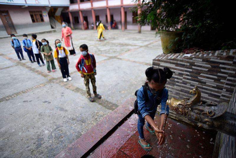 चौथा फॉर्मूला- वैक्सीन डिप्लोमेसी
भारत दुनिया में वैक्सीन के सबसे बड़े निर्यातकों में से एक है। भारत ने भी भूटान की बहुत मदद की है। भारत ने भूटान को वैक्सीन की 600,000 मुफ्त खुराक दी है। चीन ने भी वैक्सीन पहुंचाकर कई देशों से अपने संबंध सुधारे हैं। दोनों देशों के बीच भूटान ने दोनों देशों की वैक्सीन डिप्लोमेसी का पूरा फायदा उठाया है।

