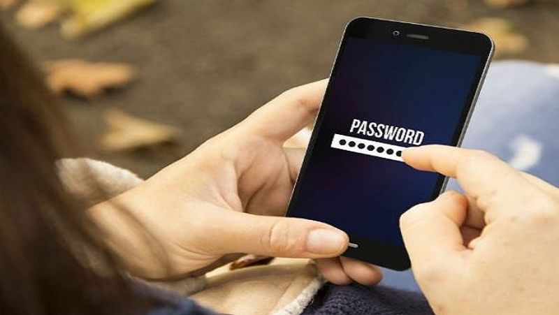 बता दें कि मोबाइल वॉलेट से यह सुविधा उन लोगों को ही मिलेगी, जिन्होंने केवाईसी (KYC) की सभी प्रक्रिया पूरी कर ली है और उसके मानदंडों पर खरे उतरते हैं। पीपीआई का बैंक अकाउंट की तरह इस्तेमाल करने के लिए केवाईसी जरूरी है। इसमें ऐड्रेस प्रूफ का वेरिफिकेशन सबसे अहम है। यह वेरिफिकेशन पूरा होने के बाद ही पैसे निकालने की सुविधा मिल सकेगी। (फाइल फोटो)
