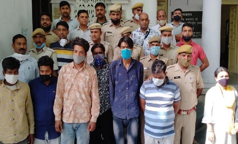 पुलिस कांस्टेबल प्रहलाद पाटीदार को मुखबिर से सूचना मिली कि कुछ लोग एक मृत प्रमाण पत्र बनवाना चाहतें हैं। वह रोज पंचायतों के चक्कर लगा रहे हैं। इतना ही नहीं वो मुंह मांगी कीमत भी देने को तैयार हैं। उनको जल्द से जल्द यह मृत प्रमाण चाहिए। पुलिस ने दोनों को हिरासत में लिए और पूछताछ की तो सारा राज अपने आप सामने आ गया।