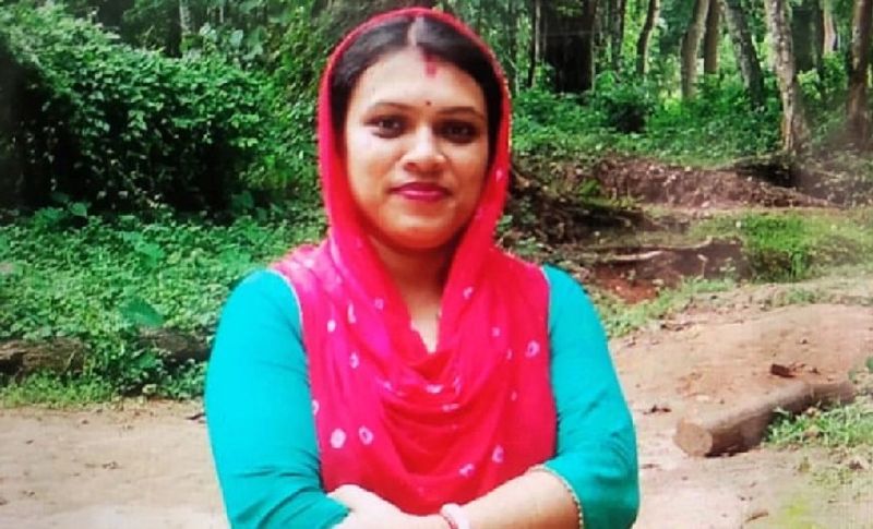 इसके बाद मृतक की पत्नी रूपा और उसके सगे बड़े तपन ने परिवार वालों के साने उत्तम की झूठी कहानी गढ़ दी। उन्होंने कहा कि उत्तम की मौत को कोरोना हो गया था, जिसके चलते उसकी जान चली गई। दोनों प्यार में इतने पागल हो चुके थे कि उन्होंने विधि-विधान से अंतिम संस्कार तक कर दिया और कई दिनों तक झूटे आंसू भी बहाते रहे। लेकिन पुलिस शांत नहीं थी वह तब से ही अज्ञात शव की शिनाख्त में जुटी थी।