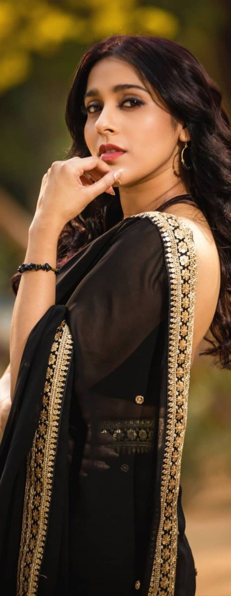 ప్రస్తుతం రష్మీ నటించిన బొమ్మ బ్లాక్ బస్టర్ మూవీ విడుదల కావాల్సి వుంది. ఈ చిత్రంలో రష్మీ పల్లెటూరి అమ్మాయిగా కనిపించనున్నారు. నందు హీరోగా నటించాడు.
