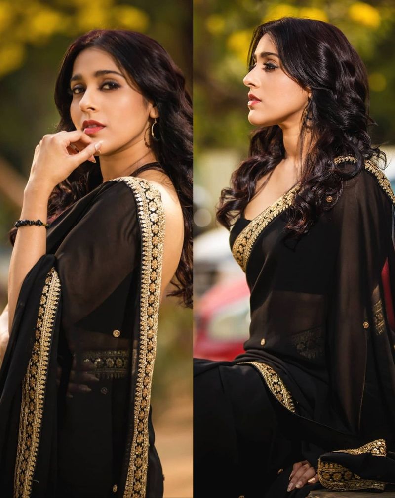 తాజాగా నలుపు రంగు సిల్క్ చీరలో హొయలు పోతూ సెగలు రేపింది రష్మీ. పలుచని సిల్క్ చీర పొరల నుండి నడుము అందాలు చూపిస్తూ, కుర్ర గుండెలను గిల్లింది ఈమె. ప్రస్తుతం రష్మీ ఫోటోలు వైరల్ అవుతున్నాయి.