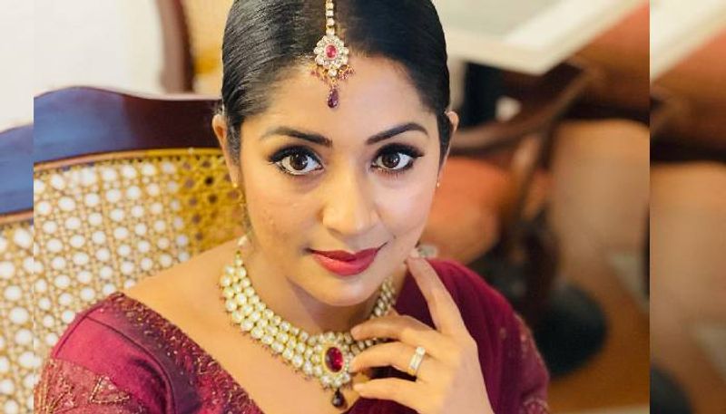 இந்த படத்தில் நயன்தாரா நடித்த வேடத்தில் முதலில் நடிக்க வேண்டியது, பிரபல மலையாள நடிகையான நவ்யா நாயர்தானாம்.