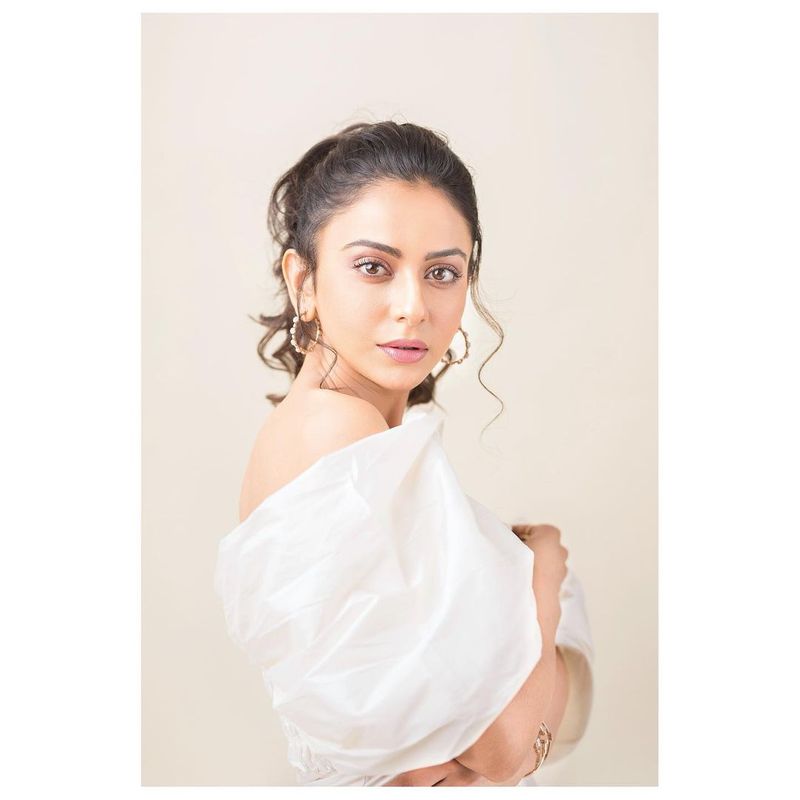 రకుల్ ప్రీత్ సింగ్ స్టార్ హీరోగా రాణిస్తుంది. ఇప్పుడు బాలీవుడ్పై ఫోకస్ పెట్టింది ఈ హాట్ అందాల భామ యోగా ప్రాధాన్యతని, ఎక్సర్సైజ్ ప్రయారిటీని తెలియజేసింది. హెల్త్ గురించి పెద్ద సందేశాలిచ్చింది.