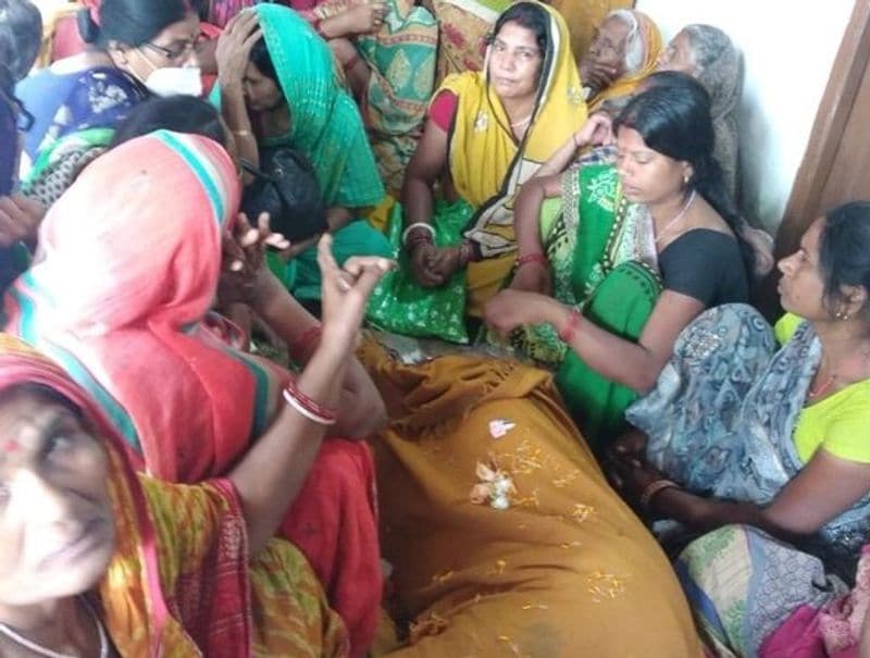 कुछ पुलिसवाले मौके से भागने में सफल रहे। लेकिन SHO अपनी ड्यूटी निभाते हुए लोगों को समझाने में लगे रहे। मगर किसी ने उनकी बात नहीं सुनी और मारना शुरू कर दिया। इस मामले में पश्चिम बंगाल के पांजीपाड़ा पुलिस ने फिरोज आलम सहित 3 लोगों को हिरासत में लिया था। वहीं, दारोगा अश्विनी कुमार की मां बेटे की मौत की खबर रविवार को सुनते ही उनकी भी सांसें थम गई। बताते हैं कि वो हार्ट की पेशेंट थी।
