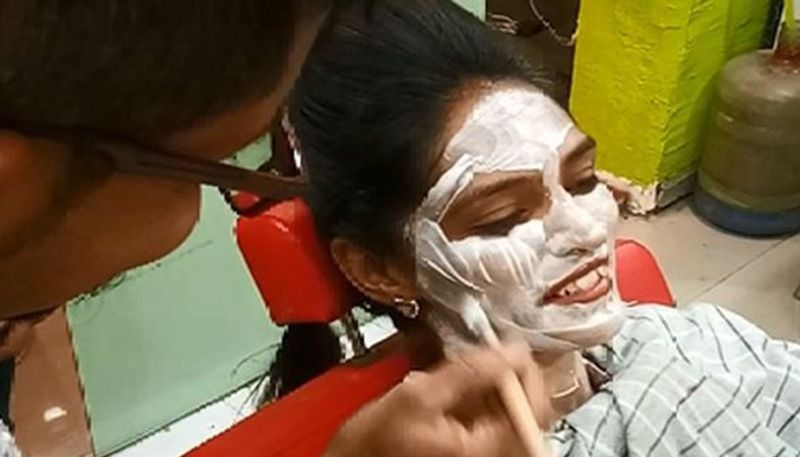 Surat A parlour where girls can get makeup done at affordable prices