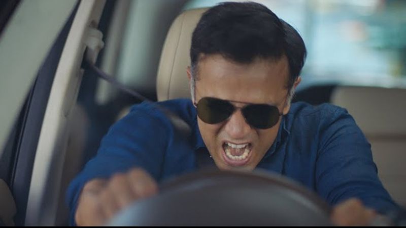 మ్యాచ్కి ముందు బ్రేక్ఫాస్ట్ సమయంలో ఆయన చాలా సీరియస్గా ఆలోచిస్తూ కనిపించేవాళ్లు. ఆయన్ని చూస్తే ఎవరిమీద కోపంతోనో, కొట్టడానికి వెళ్తున్నట్టు ఉండేది. చాలాసార్లు రాహుల్ భాయ్ దగ్గరికి వెళ్లి ‘రిలాక్స్ అవ్వండి సార్’ అని చెప్పాలనుకున్నా. కానీ ఆయన మ్యాచ్కి అలా ప్రిపేర్ అవుతారని అర్థం చేసుకున్నా..
