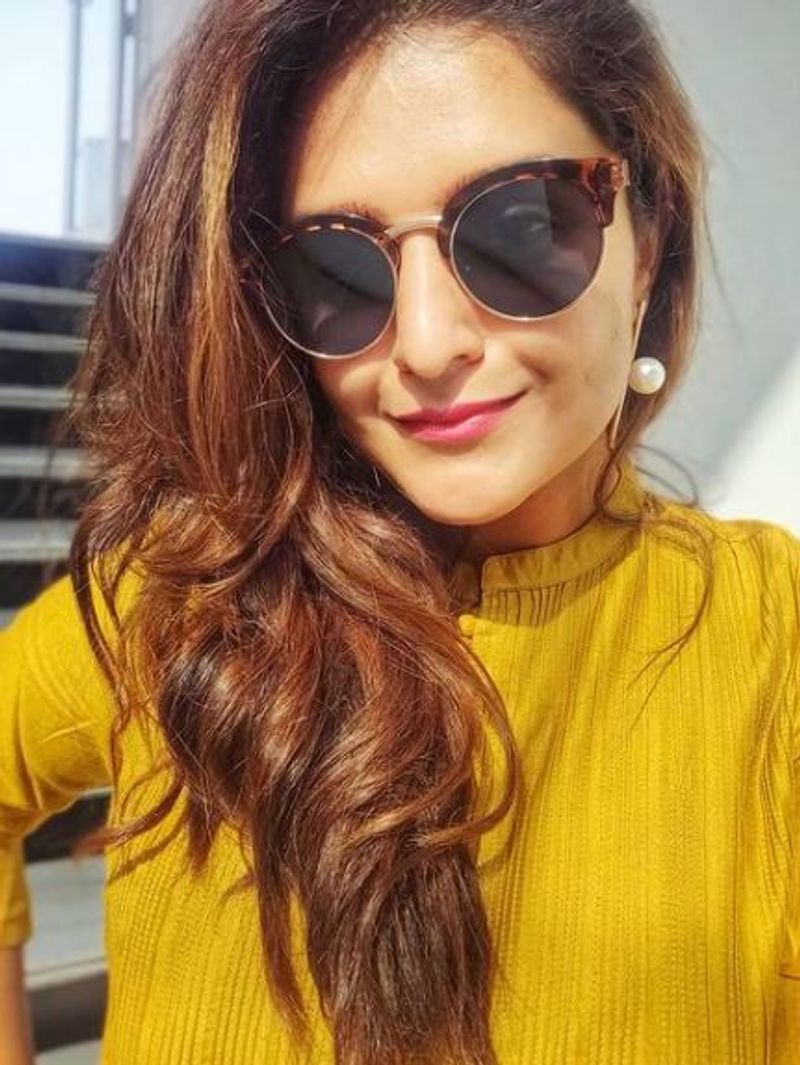 'ನಾನು ರಿಯಲ್ ಲೈಫ್ನಲ್ಲಿ extrovert, ನನ್ನ ಈ ಗುಣದಿಂದ ಮನೆಯಲ್ಲಿರುವವರ ಜೊತೆಗಿರುವುದು ಸುಲಭವಾಗಬಹುದು. ಎಷ್ಟು ದಿನ ಬಿಬಿ ಮನೆಯಲ್ಲಿ ಇರುತ್ತೇನೆ ಗೊತ್ತಿಲ್ಲ ಆದರೆ ಹೊರ ಬಂದಾಗ ಒಂದೊಳ್ಳೆ ವ್ಯಕ್ತಿ ಆಗಿರುತ್ತೇನೆ' ಎಂದು ವೈಜಯಂತಿ ಹೇಳಿದ್ದಾರೆ.