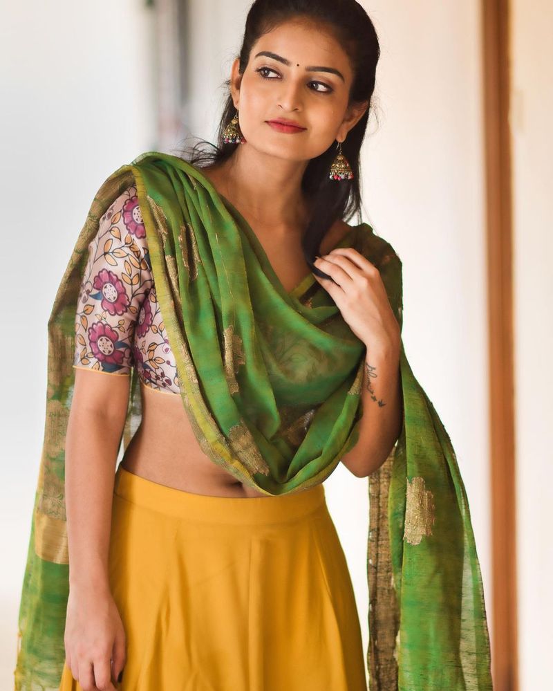 ఇక వకీల్ సాబ్ మూవీ గురించి పొగిడే ప్రతి పరిశ్రమ ప్రముఖుడు, నివేదా, అంజలి పేర్లతో పాటు అనన్య పేరు కూడా ప్రస్తావిస్తున్నారు.