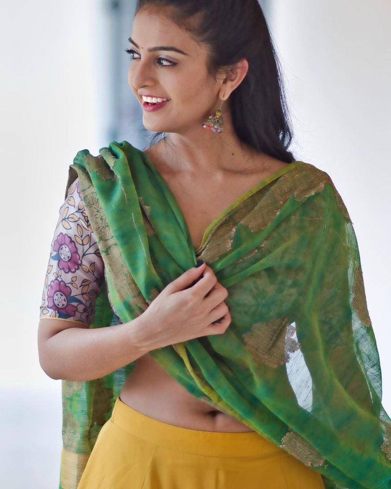 లాక్ డౌన్ తరువాత విడుదలైన అతిపెద్ద మూవీ వకీల్ సాబ్ కావడంతో పాటు, ఈ ఏడాదికి గానూ అత్యధిక ఓపెనింగ్ కలెక్షన్స్ సాధించిన చిత్రంగా నిలిచింది. వరల్డ్ వైడ్ గా 50కోట్లకు పైగా గ్రాస్ వసూళ్లు రాబట్టింది, వకీల్ సాబ్.