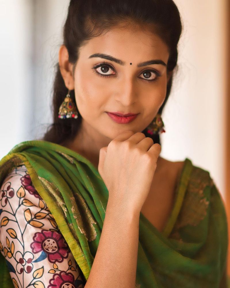 కోట్లాది మంది అభిమానులున్న పవన్ కళ్యాణ్ సినిమాలో కీలక రోల్ కావడంతో అనన్య పేరు కూడా అందరి నోళ్ళలో నానుతుంది. వకీల్ సాబ్ చిత్ర కథలో భాగమైన ముగ్గురు అమ్మాయిలలో ఒకరిగా అనన్య చేశారు.