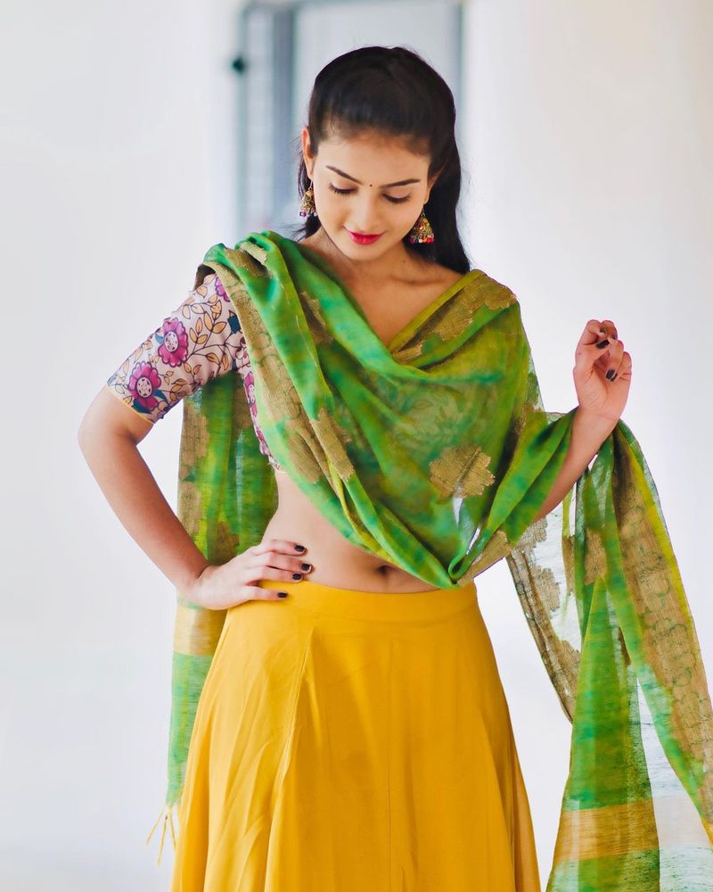 తాజాగా లంగా ఓణీ ధరించిన అనన్య సూపర్ హాట్ గా కనిపించారు.