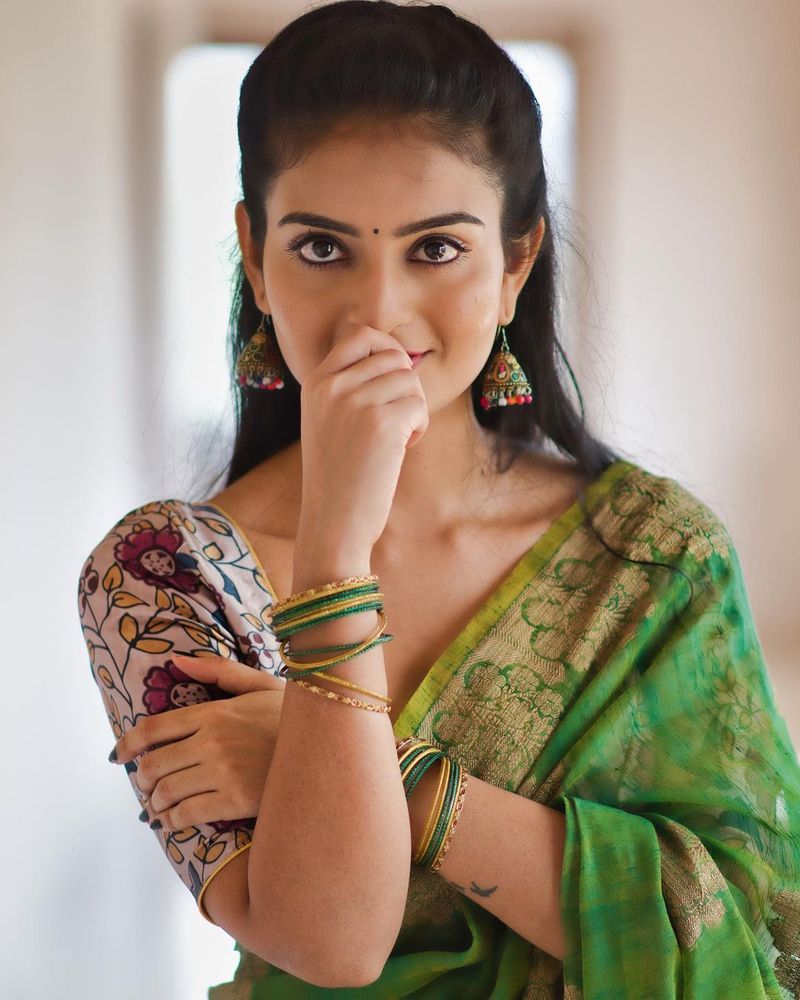 ఒంటి మీద ఉన్న ఓణీ భుజాన వేసుకొని, నడుము ఒంపులతో పాటు, బొడ్డు అందాలు చూపించి, చెమటలు పట్టించారు.