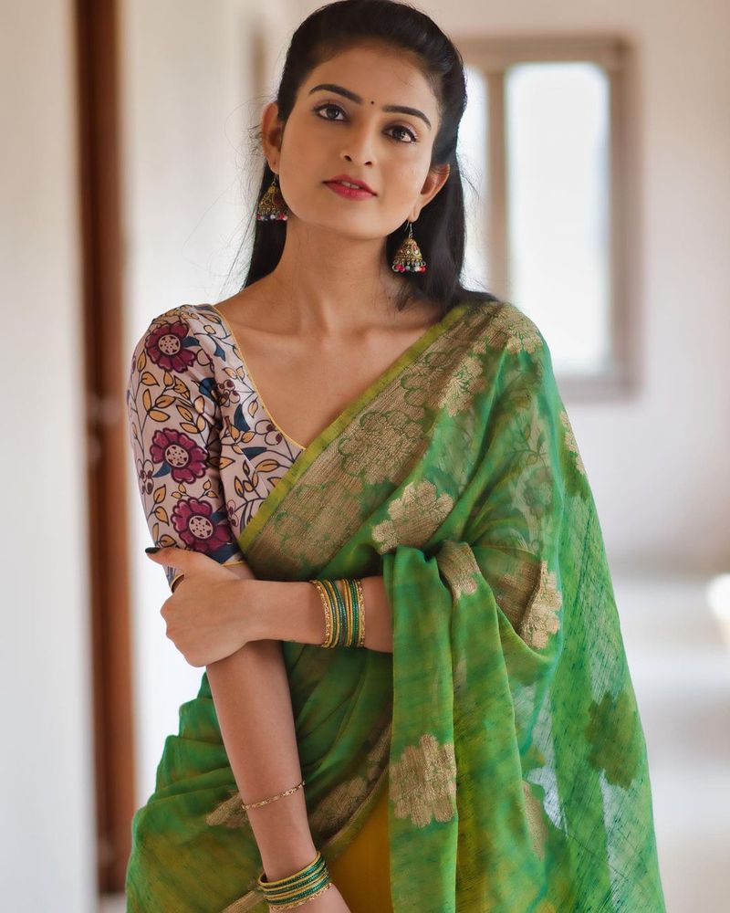 అనన్య లేటెస్ట్ హాట్ ఫోటోలు సోషల్ మీడియాలో వైరల్ అవుతుండగా, నెటిజెన్స్ క్రేజీ కామెంట్స్ చేస్తున్నారు.
