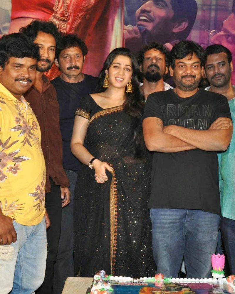 పూరి-ఛార్మి కేవలం సహనిర్మాతలు కాదు, అంతకు మించి అనేది ఇండస్ట్రీ టాక్. ప్రాజెక్ట్ అయినా పార్టీ అయినా వీరిద్దరూ కలిసి చేసుకుంటారు. పూరి ఉన్న ప్రతి చోటా ఛార్మి కూడా ఉంటుంది. వీరి రిలేషన్ సంగతి పక్కన పెడితే.. ఛార్మి ఇంస్టాగ్రామ్ వీడియో వైరల్ గా మారింది.