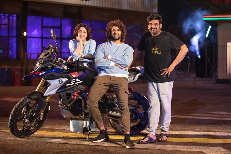 లైగర్ షూటింగ్ కోసం విదేశాలు వెళ్లిన ఛార్మి స్ట్రీట్ సైడ్ ఉన్న రెస్టారెంట్ లో కూల్ డ్రింక్ తాగుతున్న వీడియో షేర్ చేశారు. లెమన్, జింజర్ కలిసిన డ్రింక్ గా దాని గురించి వివరణ కామెంట్ రూపంలో ఇచ్చారు.