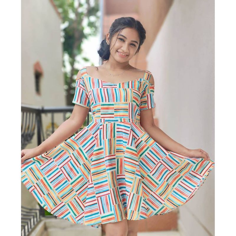 அதன் பின்னர் நடனம், காமெடி ஆகிய நிகழ்ச்சிகளிலும் பங்கேற்று நடித்து வருகிறார். சோசியல் மீடியாவில் படு ஆக்டிவான ரவீனா தாஹா, முன்னணி நடிகைகளையே பின்னுத் தள்ளும் அளவிற்கு கவர்ச்சி போட்டோக்களை பதிவேற்றி வருகிறார். 