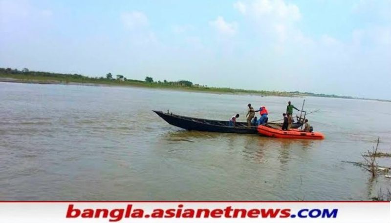 <p>জীবীকার সমস্যা তো আছেই সীমন্ত এলাকায় সাধারন মানুষ কাজের সন্ধানে গেলে তাদের বিনা পারিশ্রমিকে কাজ করিয়ে নেওয়া তো বটেই অনেক সময় জওয়ান রা মাটি কুপিয়ে নেওয়া , ঘরের কাজ , এমন কি জামা কাপড় কাঁচিয়ে নিতেও দ্বিধা করেন না , বলেও অভিযোগ । </p>
<p><br />
</p>
