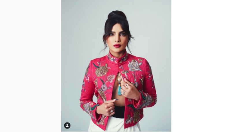 She chose to go with a red pout with her outfit, and for the eyes, she opted yellow and pink metallic smokey eyes with kohled liner, blushed cheeks, filled-in brows and curled up lashes.