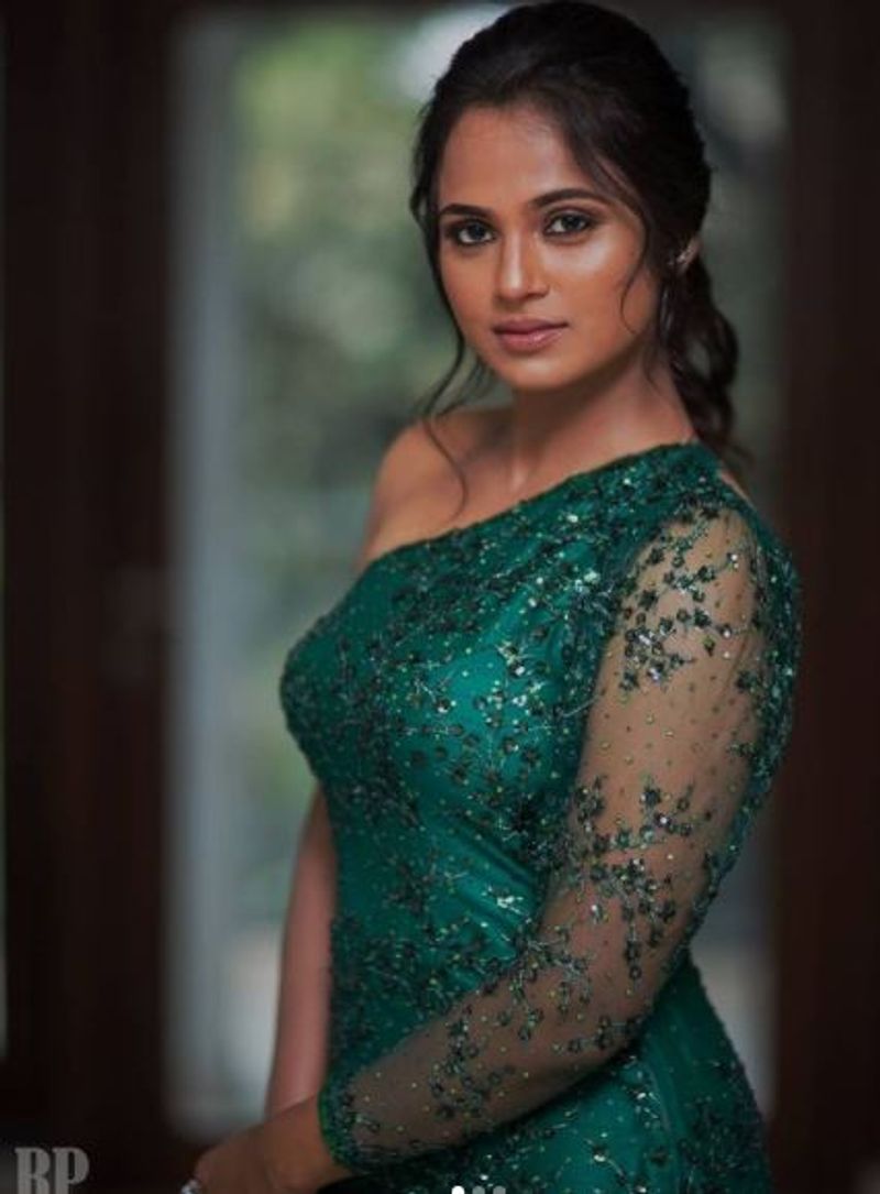 பிக்பாஸ் நிகழ்ச்சியில் இருந்து வெளியேறிய பின்னர் பட வாய்ப்புக்காக விதவிதமாக போட்டோ ஷூட் நடத்தும் ரம்யா 
