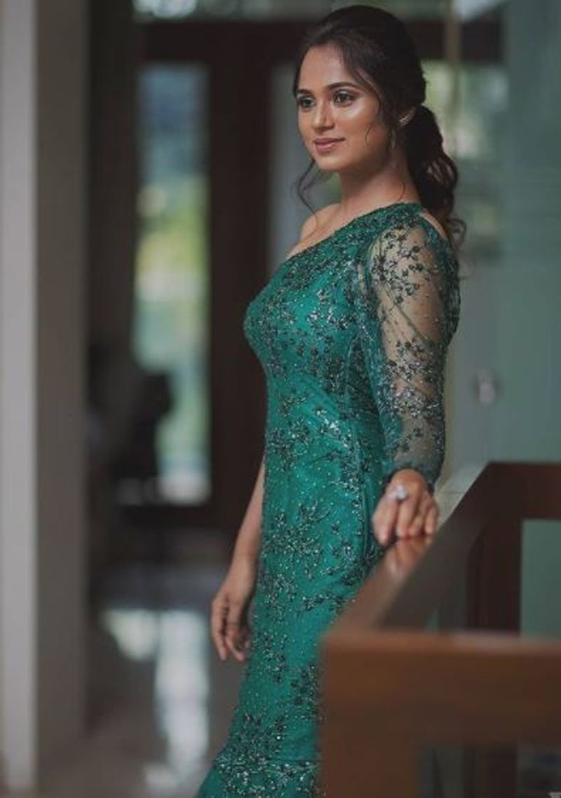 பச்சை நிற உடையில் படு ஹாட் 