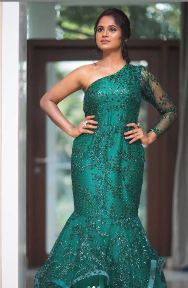 <p>முந்தைய பிக்பாஸ் சீசன்களை விட, 4 ஆவது சீசனில் கலந்து கொண்டு விளையாடிய வெற்றியாளர் முதல், அனைத்து போட்டியாளர்களும் உடனுக்குடன் படப்பிடிப்பு, போட்டோ ஷூட் என படு தீவிரமாக பட வேட்டையை துவங்கி விட்டனர். ரம்யா மட்டும் விதி விலக்கா என்ன? என்று யோசிக்கும் அளவிற்கு அம்மணியின் போட்டோ ஷூட்டுகள் வேற லெவலில் உள்ளது.</p>