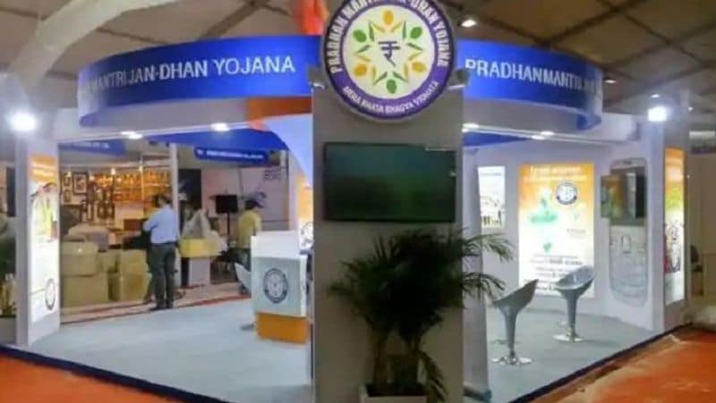 এছাড়াও জনধন অ্যাকাউন্টে আপনি ৩০,০০০ টাকার অ্যাক্সিডেন্টাল ডেথ ইনস্যুরেন্স কভার পাওয়া যায় ৷ কিন্তু ব্যাঙ্ক অ্যাকাউন্টের সঙ্গে আধার লিঙ্ক থাকলে তবেই এই সুবিধা মিলবে ৷ তা না হলেই পুরোটাই বাতিল হয়ে যাবে।