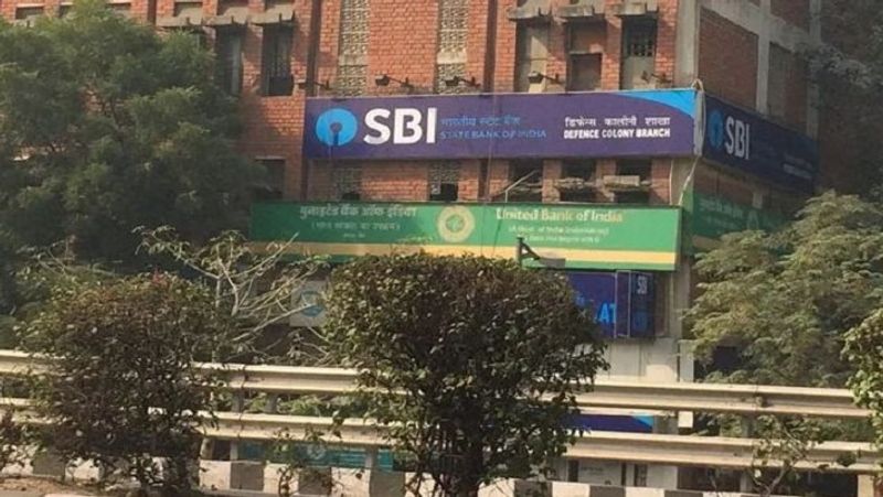 এসবিআই-তে যদি অ্যাকাউন্ট থাকে তাহলে গ্রাহকরা নিজের রেজিস্টার্ড মোবাইল নম্বর থেকে মেসেজ বক্সে গিয়ে 'ইউআইডি' স্পেস 'আধার নম্বর' স্পেস 'অ্যাকাউন্ট নম্বর' লিখে '৫৬৭৬৭৬'নম্বরে মেসেজ পাঠিয়েও লিঙ্ক করাতে পারেন।