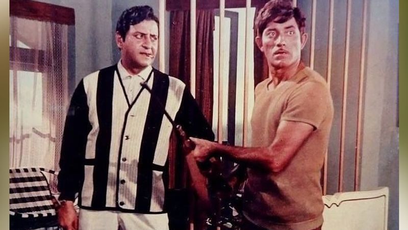 आपको बता दें कि फिल्मों में आने से पहले राज कुमार पुलिस में थे। वे मुंबई के माहिम थाने में सब इंस्पेक्टर के तौर पर तैनात थे। उनकी दमदार आवाज देखकर कई लोग उन्हें फिल्मों में काम करने की सलाह देते थे। 
