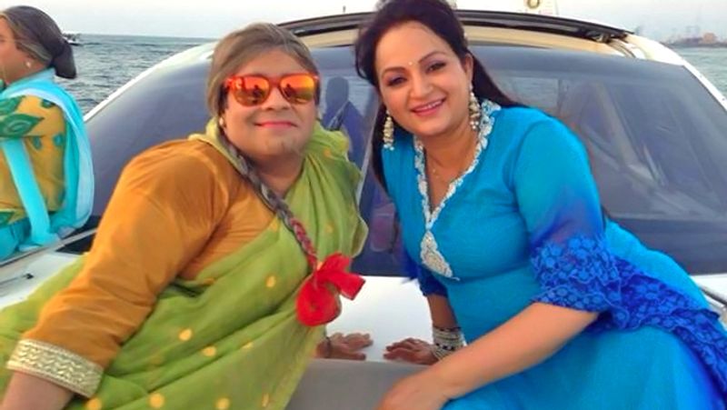 वर्क फ्रंट की बात करें तो कीकू शारदा छोटे पर्दे पर 'द कपिल शर्मा शो' में काम कर रहे हैं। इसके अलावा वो कई फिल्मों में भी नजर आ चुके हैं। पिछली बार अंग्रेजी मीडियम में इरफान खान और राधिका मदान के साथ कीकू नजर आए थे। इस मूवी में उन्होंने गज्जू का किरदार निभाया था। 