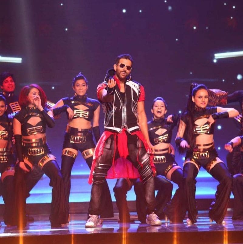 Besides acting, Hrithik Roshan is known for his dancing skills and his fans look forward to his songs and on-stage performances. A few days ago, Roshan performed at a famous award ceremony, driving the internet gaga over it. For that day, he was trending on the social media sites. 