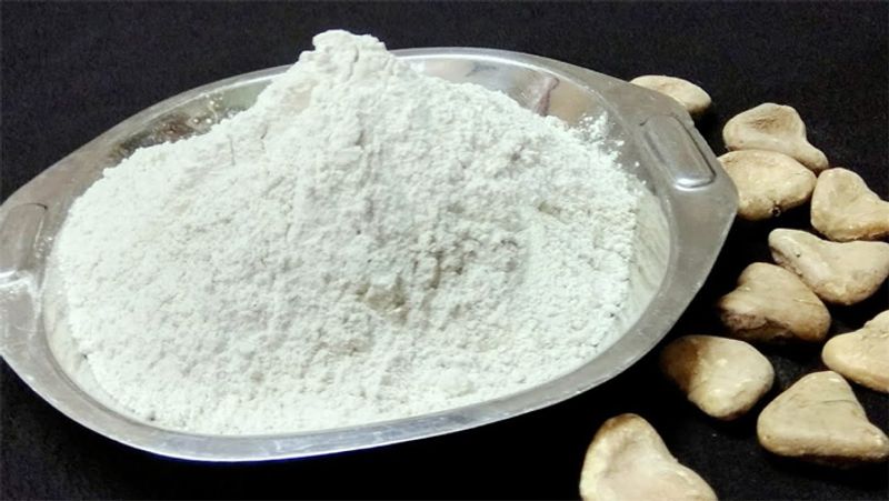 9 दिन तक साबूदाना खाने से अपच और गैस की समस्या हो सकती है। ऐसे में आप व्रत के दौरान सिंघाड़े का सेवन कर सकते है। सिंघाड़े में विटामिन बी और सी, आयरन, कैल्शियम, मैग्नीशियम और प्रोटीन जैसे कई तत्व मौजूद होते हैं। यह शरीर को एनर्जी देने के साथ पानी की कमी को भी पूरा करता है।
