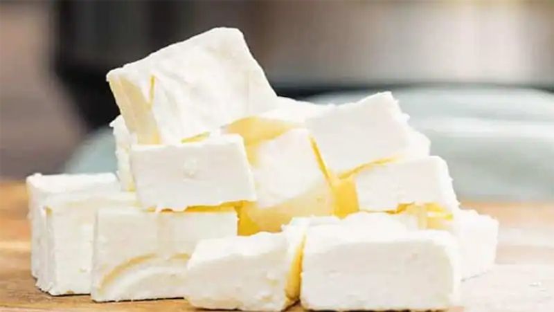 व्रत के दौरान पनीर का सेवन करना भी फायदेमंद होता है। अगर आप रोज 50 ग्राम लो फैट पनीर खाते हैं, तो आपको एनर्जी भी मिलेगी और आपका वजन भी कम होगा।