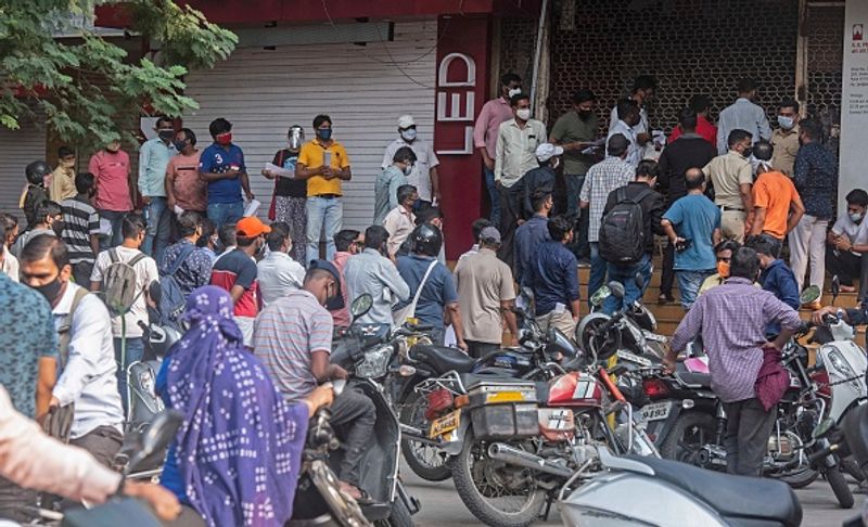सरकार इसे रोकने के लिए क्या कर रही है?
रेमेडिसविर दवा के निर्यात को रोकने के लिए अलावा सरकार ने ड्रग्स इंस्पेक्टर और अन्य अधिकारियों को स्टॉक को सत्यापित करने, खराबी की जांच करने और कालाबाजारी को रोकने के लिए कार्रवाई करने के लिए भी कहा है। फार्मास्युटिकल विभाग ने दवा की मांग को पूरा करने के लिए दवा के उत्पादन में तेजी लाने के लिए घरेलू निर्माताओं से संपर्क किया है। COVID-19 के कारण भारत के सबसे प्रभावित राज्य महाराष्ट्र में सरकार ने रेमेडिसविर दवा की आपूर्ति सुनिश्चित करने और दवा की जमाखोरी और कालाबाजारी को रोकने के लिए जिला स्तरीय नियंत्रण कक्ष बनाया है।