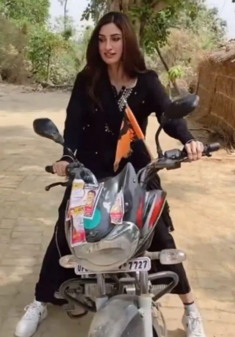 दीक्षा सिंह कहती हैं कि गांव में समय-समय पर आती रहती हूं। गांव आने पर देखा कि आज भी जौनपुर जिला विकास से कोसों दूर है, इसलिए पंचायत चुनाव में कुछ बदलाव की सोच से आई हूं।