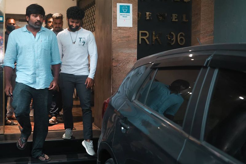 இந்நிலையில் இவர், சமீபத்தில் ஒரு புதிய கார் ஒன்றை வாங்கினார். இந்த காரின் சாவியை, தன்னுடைய திரையுலக வாழ்க்கையில் மிகப்பெரிய திருப்பு முனையை ஏற்படுத்திய, இயக்குனர் லோகேஷ் கனகராஜ் கையில் கொடுத்து பெற்று கொண்டார்.