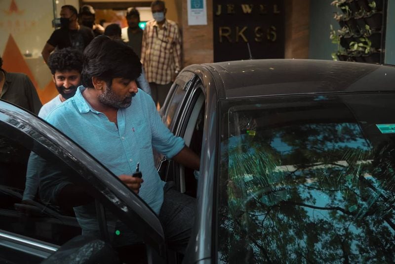 தற்போது மகேந்திரன் கார் வாங்கிய செய்தியை கேள்வி பட்டதும், நடிகர் விஜய் சேதுபதி, அவருடைய வீட்டிற்கே சென்று வாழ்த்தியுள்ளார்.