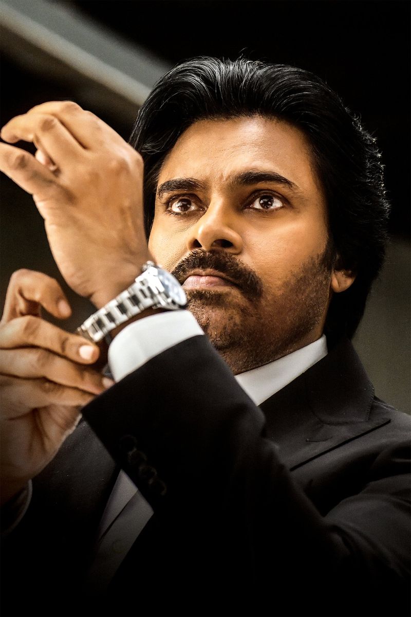 పవన్ కళ్యాణ్ మూడేళ్ల తర్వాత రీఎంట్రీ ఇస్తూ చేసిన చిత్రం కావడంతో ఆయన అభిమానులు థియేటర్ల వద్ద బారులు తీరారు. ఫ్యాన్స్ కి నచ్చిన ఎలిమెంట్స్ ఉండటంతో సినిమాని బాగా ఆదరిస్తున్నారు. అన్ని ఏరియాల్లో సినిమా బ్లాక్బస్టర్ టాక్ని, పవర్ ప్యాక్డ్ చిత్రం అనే టాక్ని తెచ్చుకుంటుంది. `వకీల్సాబ్` సినిమా కలెక్షన్లు సోమవారం నుంచి కాస్త పడిపోయినట్టు తెలుస్తుంది.