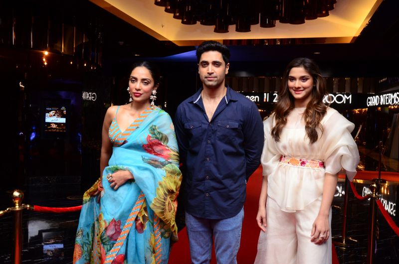 `మేజర్` టీజర్ ఈవెంట్లో అడవి శేష్. శోభితా, సాయి మజ్రేకర్.